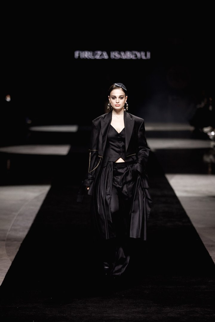Baku Fashion Week 2023 – от огненного танца и роскошных тканей до национальных мотивов (ФОТО)