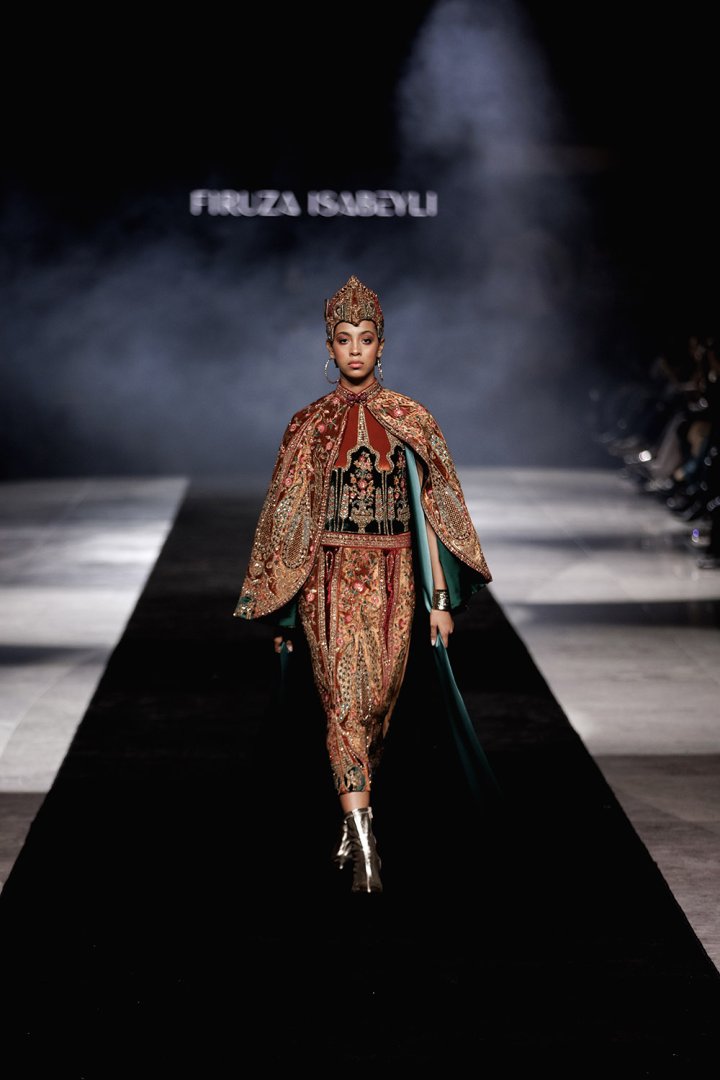 Baku Fashion Week 2023 – от огненного танца и роскошных тканей до национальных мотивов (ФОТО)
