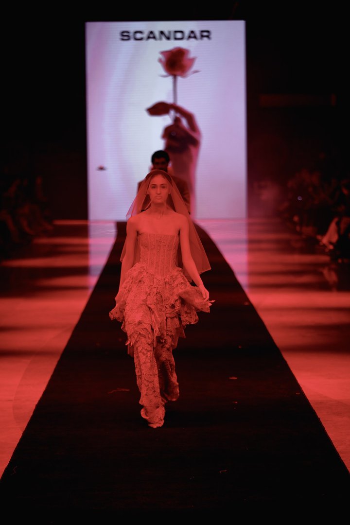 Baku Fashion Week 2023 – от огненного танца и роскошных тканей до национальных мотивов (ФОТО)