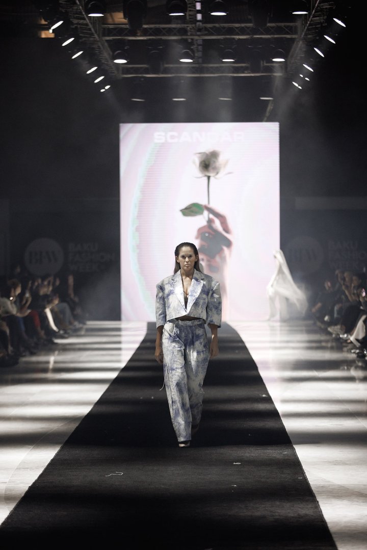 Baku Fashion Week 2023 – от огненного танца и роскошных тканей до национальных мотивов (ФОТО)