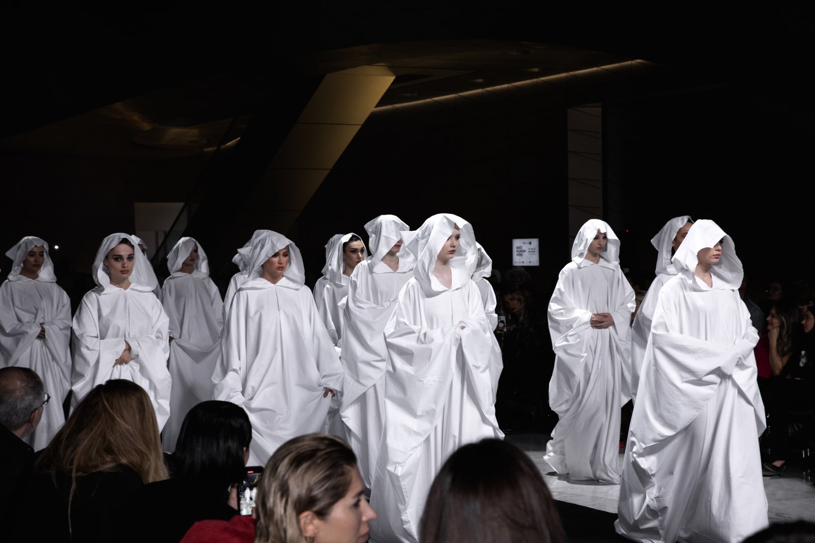 Baku Fashion Week 2023 – от огненного танца и роскошных тканей до национальных мотивов (ФОТО)