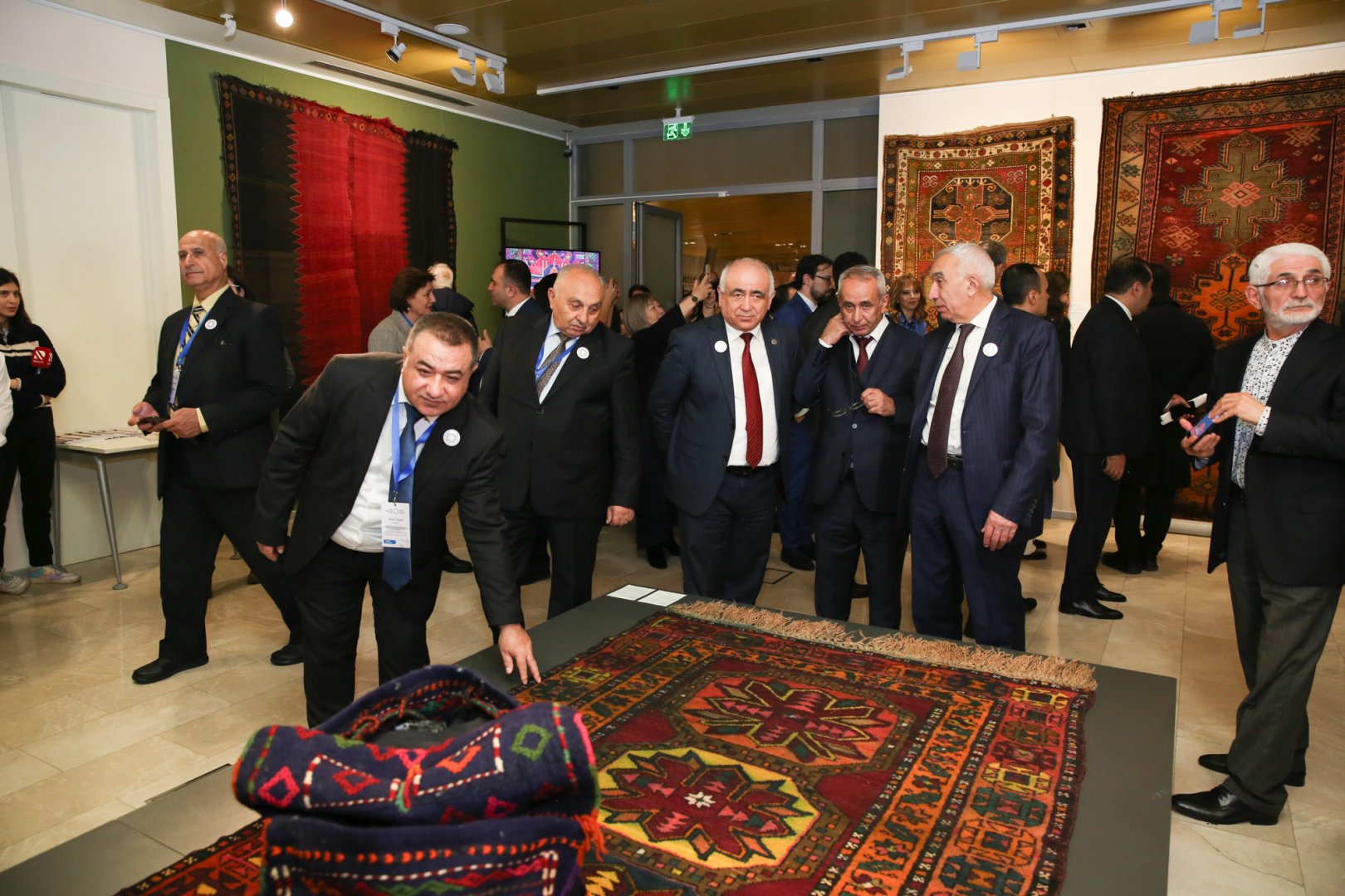 В Баку открылась выставка "Западно-азербайджанские ковры: историческая память наших орнаментов" (ФОТО)