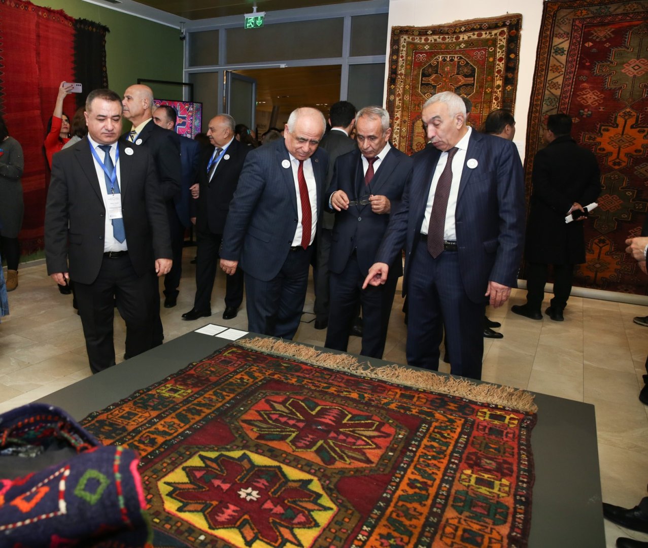 В Баку открылась выставка "Западно-азербайджанские ковры: историческая память наших орнаментов" (ФОТО)