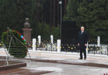 Президент Ильхам Алиев посетил могилу общенационального лидера Гейдара Алиева (ФОТО/ВИДЕО)