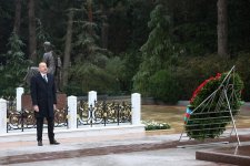 Президент Ильхам Алиев посетил могилу общенационального лидера Гейдара Алиева (ФОТО/ВИДЕО)