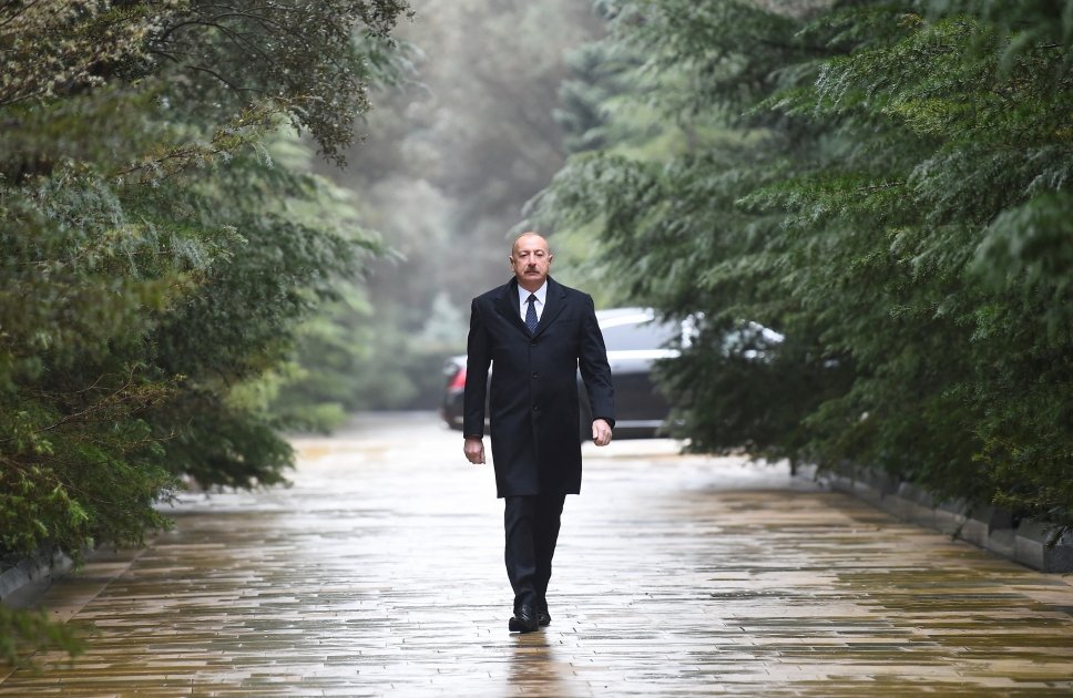 Президент Ильхам Алиев посетил могилу общенационального лидера Гейдара Алиева (ФОТО/ВИДЕО)