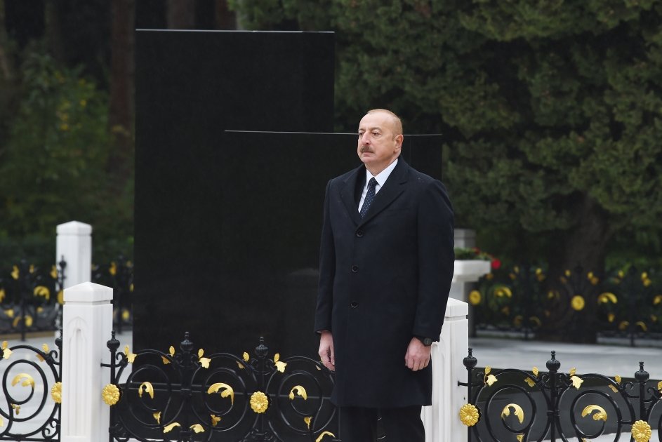 Президент Ильхам Алиев посетил могилу общенационального лидера Гейдара Алиева (ФОТО/ВИДЕО)