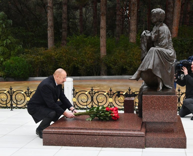 Президент Ильхам Алиев посетил могилу общенационального лидера Гейдара Алиева (ФОТО/ВИДЕО)