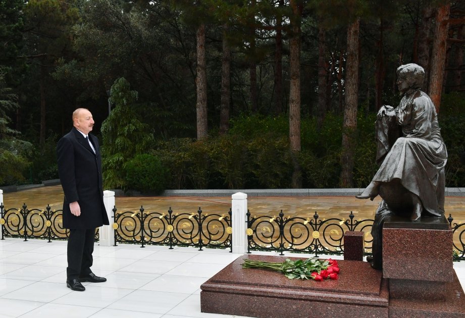 Президент Ильхам Алиев посетил могилу общенационального лидера Гейдара Алиева (ФОТО/ВИДЕО)