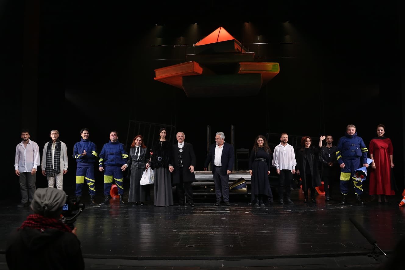 В Баку с успехом прошла премьера спектакля "Антигона" (ФОТО)
