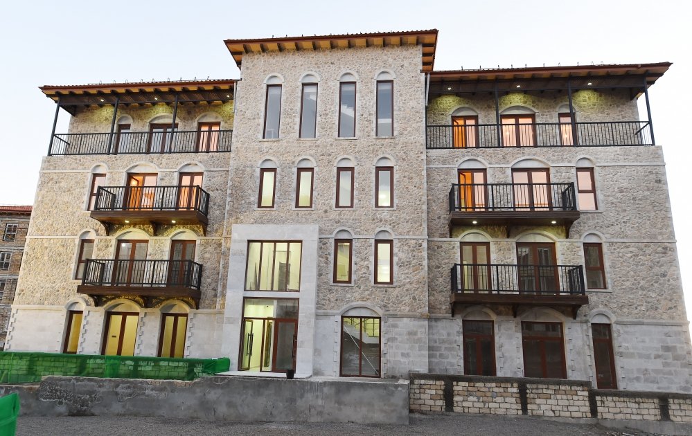 President Ilham Aliyev examines construction works carried out in first new residential complex in Shusha (PHOTO)