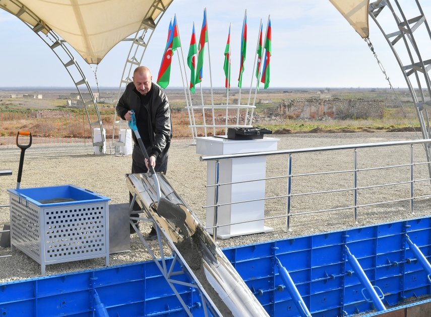 Президент Ильхам Алиев заложил фундамент села Салахлы Кенгерли Агдамского района (ФОТО/ВИДЕО)