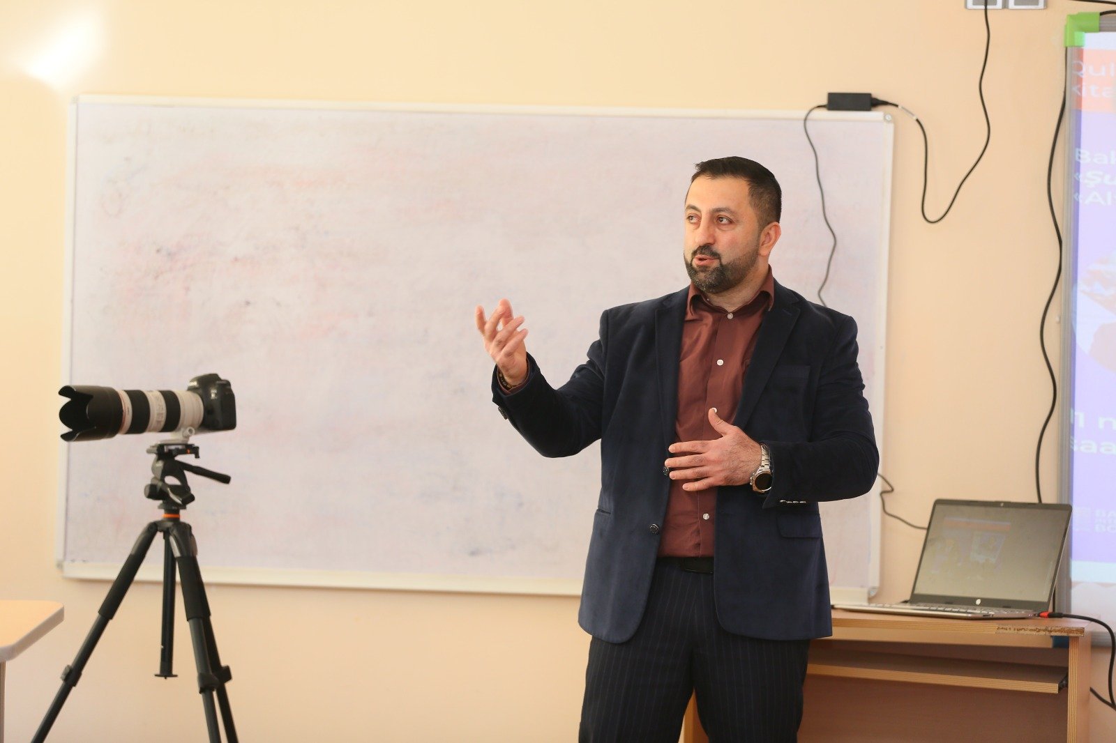 Как снять Новый год? В Бакинском Славянском университете прошел мастер-класс по фотоискусству (ФОТО)