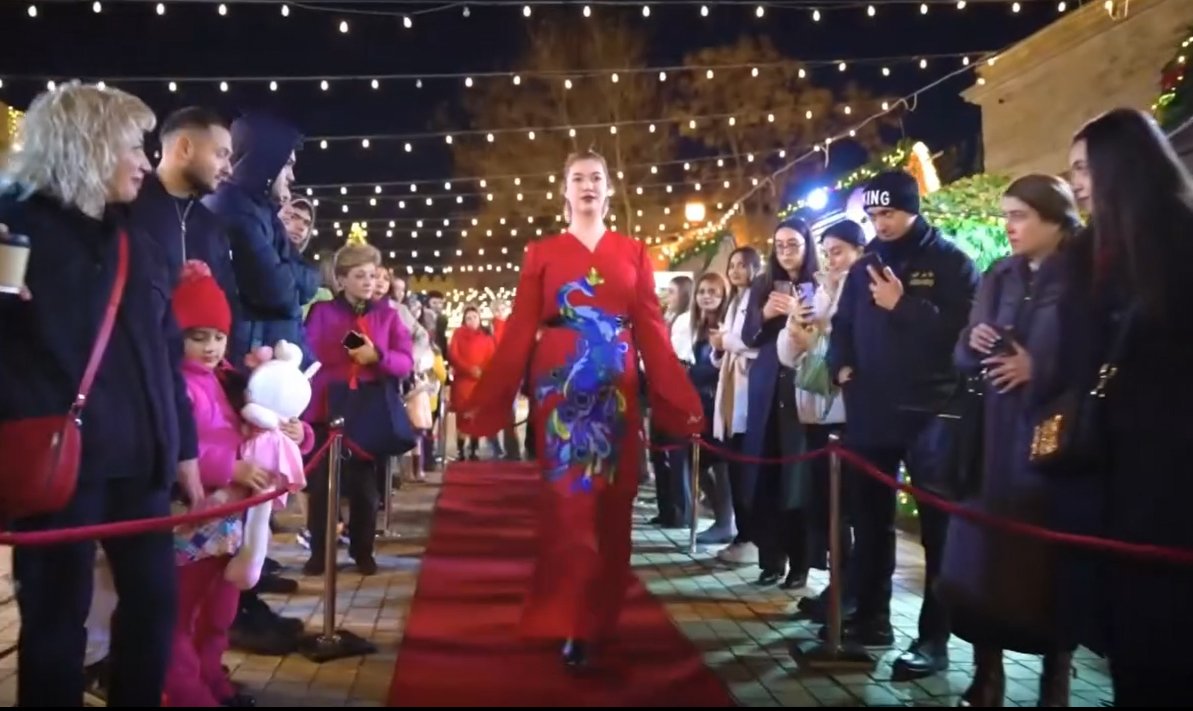 На открытом воздухе в Ичеришехер представлено дефиле Qurama Fashion (ВИДЕО)