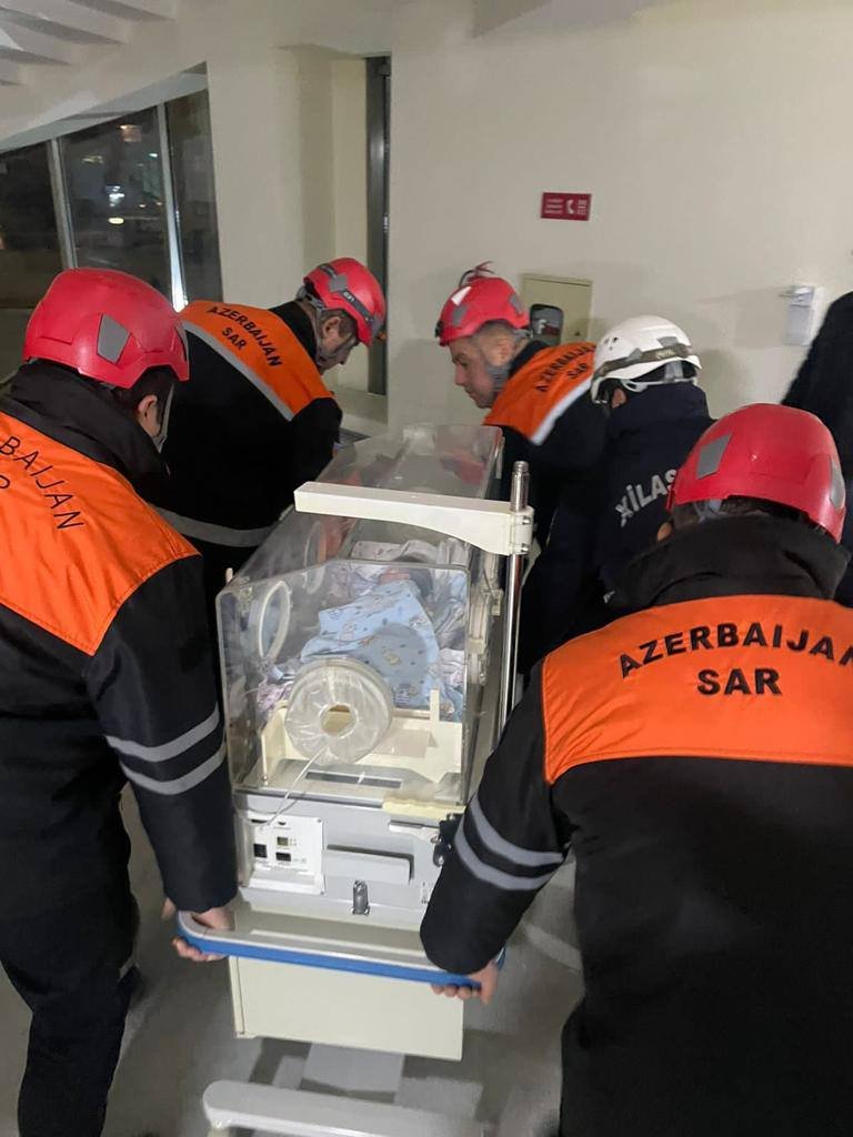 Пожар в Республиканском перинатальном центре в Баку потушен, пациенты эвакуируются (ФОТО/ВИДЕО) (Обновлено-3)