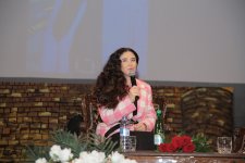 Эльнара Халилова встретилась с поклонниками (ФОТО)