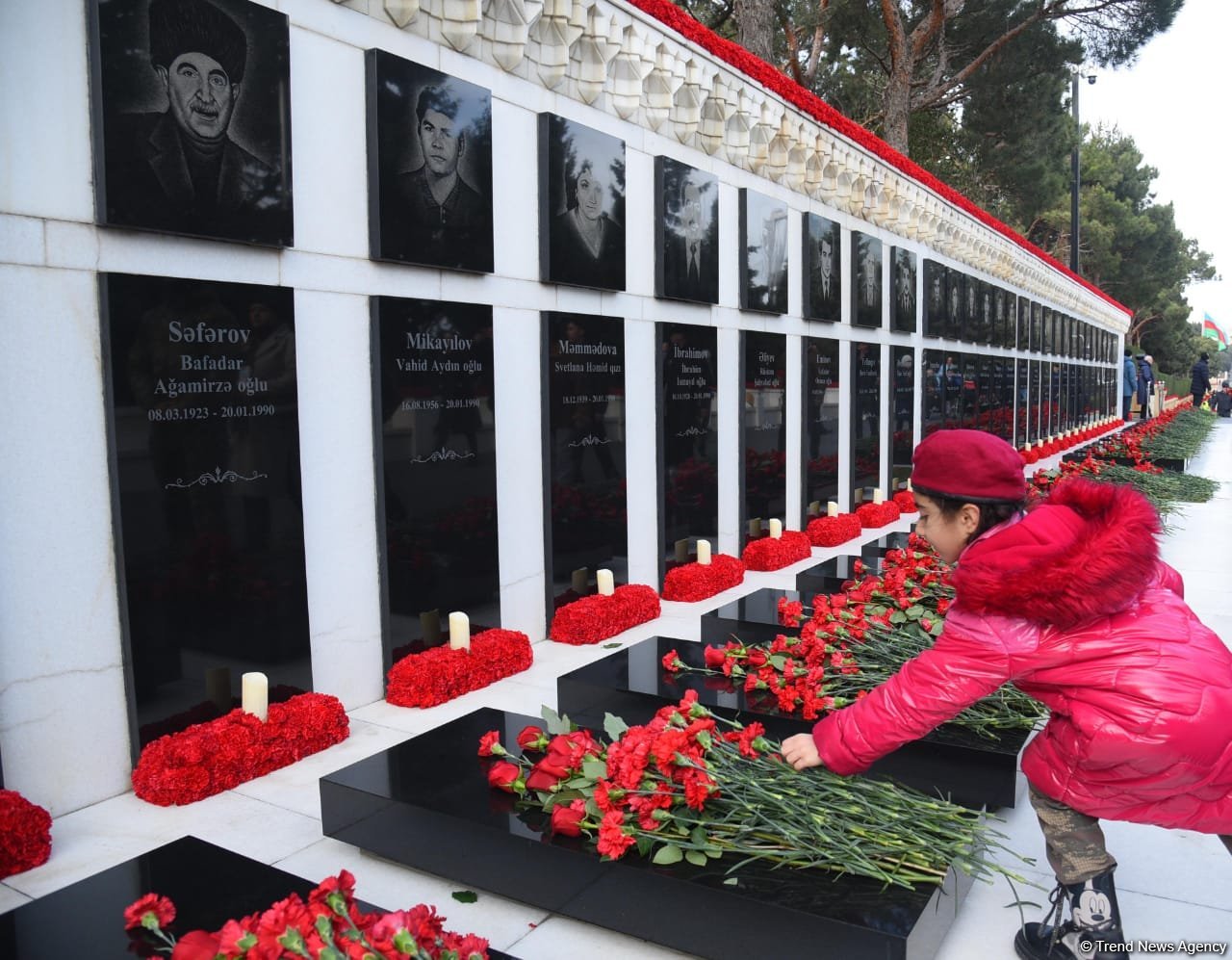 Azerbaijani people honor blessed memory of victims of January 20 tragedy (PHOTO)