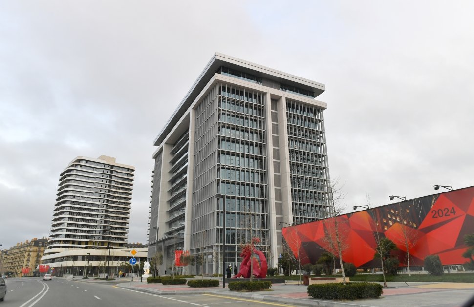President Ilham Aliyev views construction, redevelopment works, conditions created in Office building in Central Park Quarter of Baku White City (PHOTO)