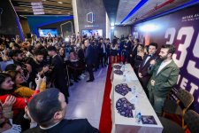 "3391 километр" турецких звезд Дерьи Пынар Ак и Ахмета Хактана Завлака в Баку (ФОТО/ВИДЕО)