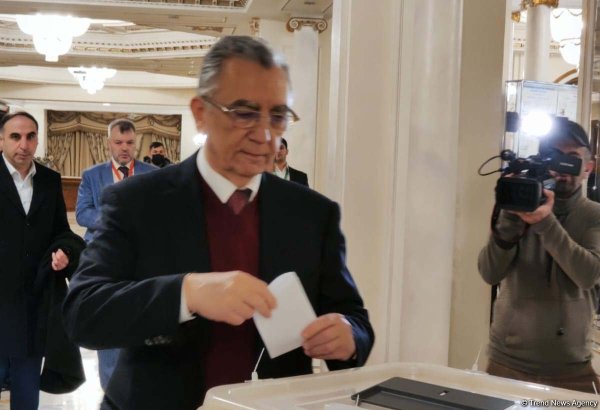 Глава Исполнительной власти Баку проголосовал на президентских выборах (ФОТО)