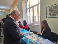 Премьер-министр Азербайджана проголосовал на внеочередных президентских выборах (ФОТО)
