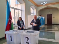 Премьер-министр Азербайджана проголосовал на внеочередных президентских выборах (ФОТО)