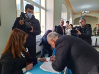 Премьер-министр Азербайджана проголосовал на внеочередных президентских выборах (ФОТО)