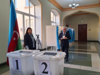 Премьер-министр Азербайджана проголосовал на внеочередных президентских выборах (ФОТО)