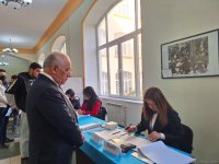 Премьер-министр Азербайджана проголосовал на внеочередных президентских выборах (ФОТО)