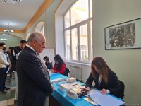 Премьер-министр Азербайджана проголосовал на внеочередных президентских выборах (ФОТО)