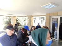 Voters of Azerbaijan's Yasamal district of Baku remain actively engaged in presidential election (PHOTO)