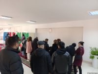 Voters of Azerbaijan's Yasamal district of Baku remain actively engaged in presidential election (PHOTO)