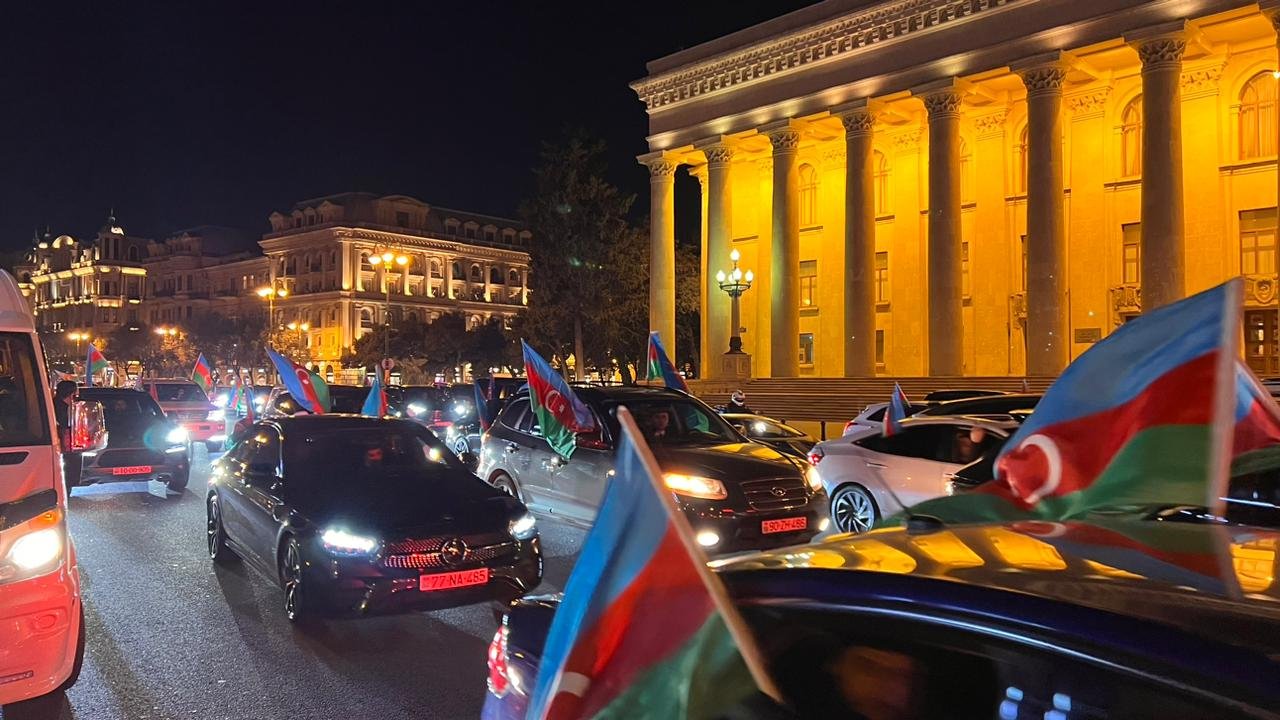 Baku hails jubilant car procession, marking Ilham Aliyev's presidential poll win (PHOTO)