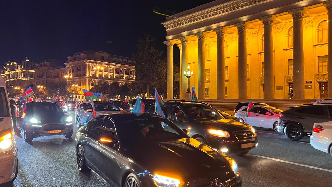 Baku hails jubilant car procession, marking Ilham Aliyev's presidential poll win (PHOTO)