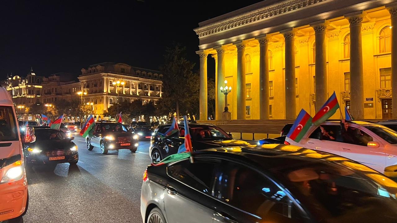 Baku hails jubilant car procession, marking Ilham Aliyev's presidential poll win (PHOTO)