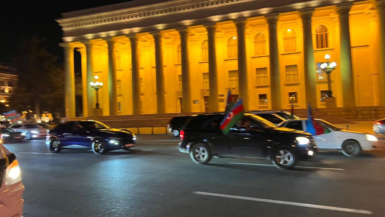 Baku hails jubilant car procession, marking Ilham Aliyev's presidential poll win (PHOTO)