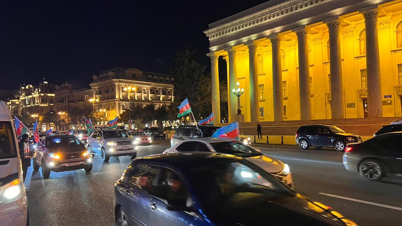 Baku hails jubilant car procession, marking Ilham Aliyev's presidential poll win (PHOTO)