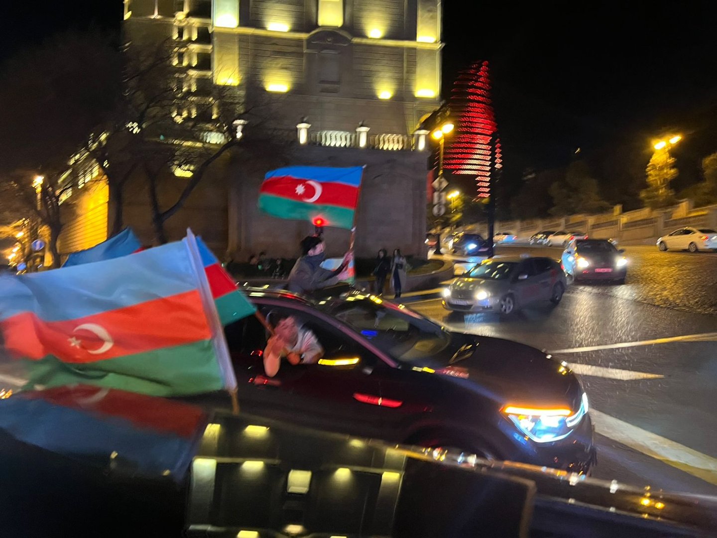 Baku hails jubilant car procession, marking Ilham Aliyev's presidential poll win (PHOTO)