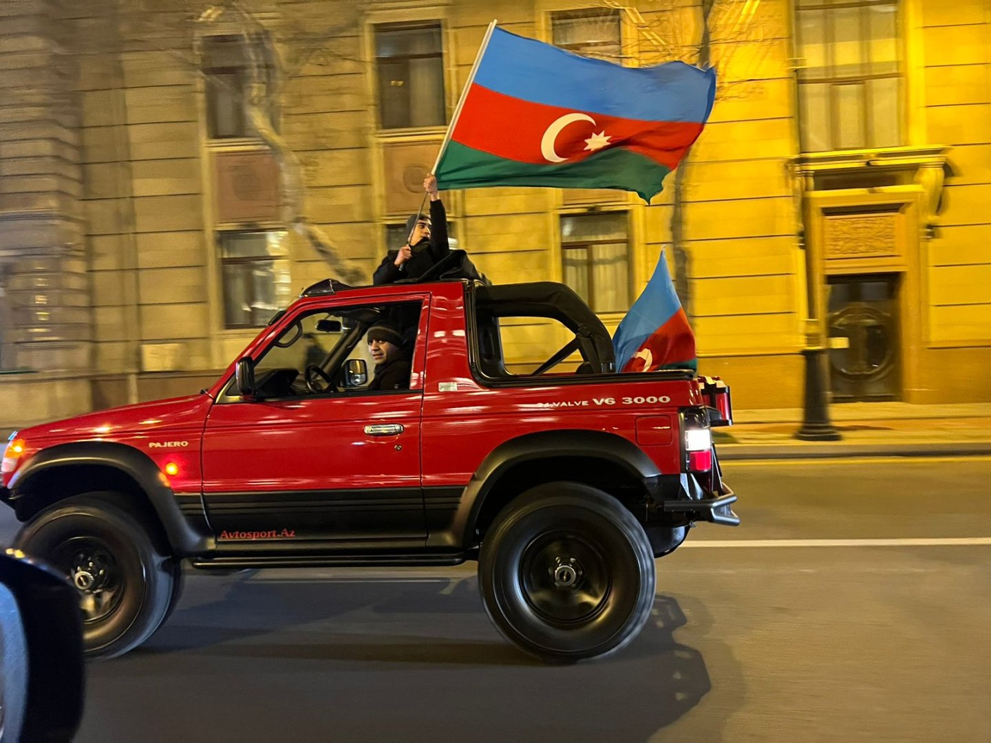 Baku hails jubilant car procession, marking Ilham Aliyev's presidential poll win (PHOTO)