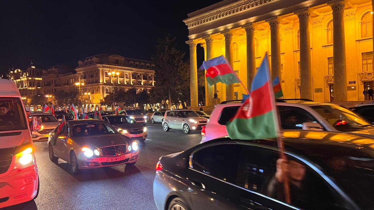 Baku hails jubilant car procession, marking Ilham Aliyev's presidential poll win (PHOTO)