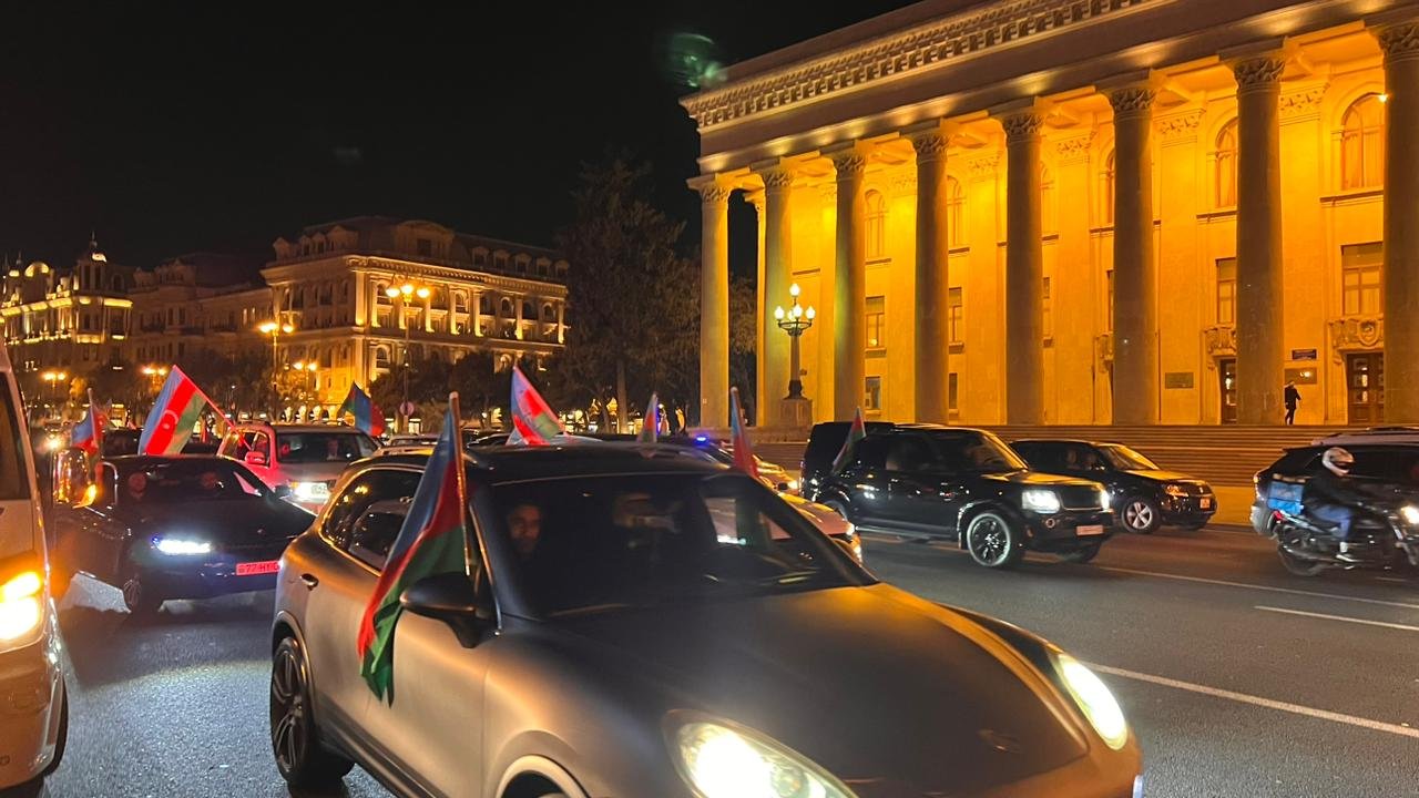 Baku hails jubilant car procession, marking Ilham Aliyev's presidential poll win (PHOTO)