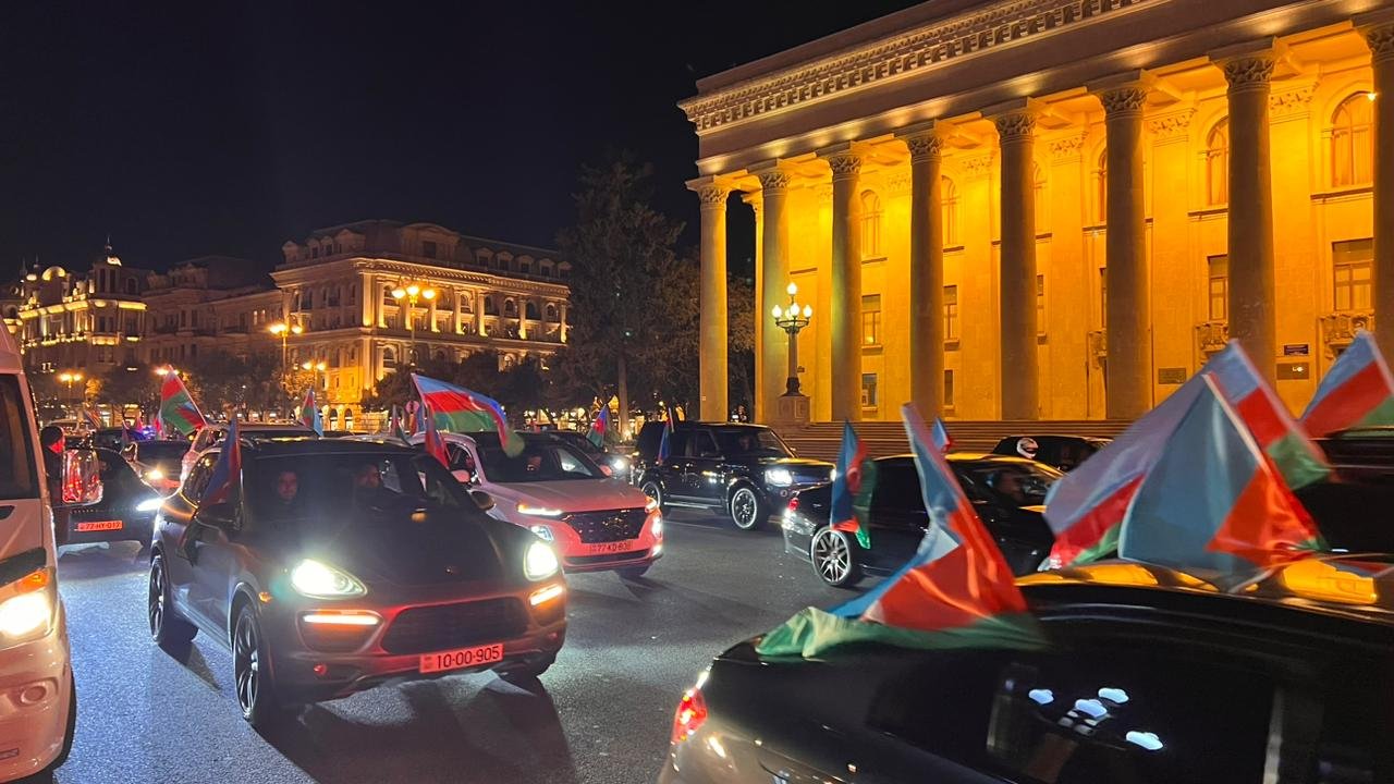 Baku hails jubilant car procession, marking Ilham Aliyev's presidential poll win (PHOTO)