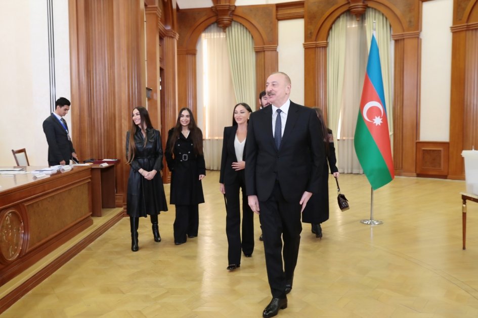 Президент Ильхам Алиев, Первая леди Мехрибан Алиева и члены их семьи проголосовали в Ханкенди (ФОТО/ВИДЕО)