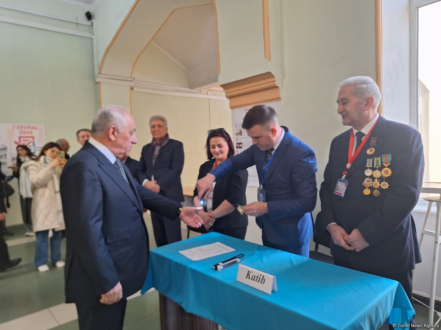 Премьер-министр Азербайджана проголосовал на внеочередных президентских выборах (ФОТО)