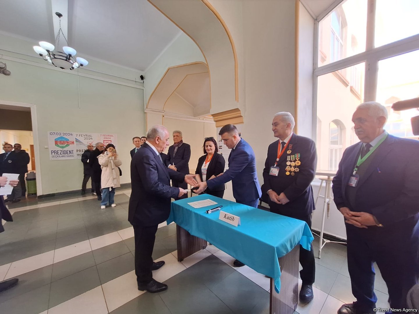 Премьер-министр Азербайджана проголосовал на внеочередных президентских выборах (ФОТО)