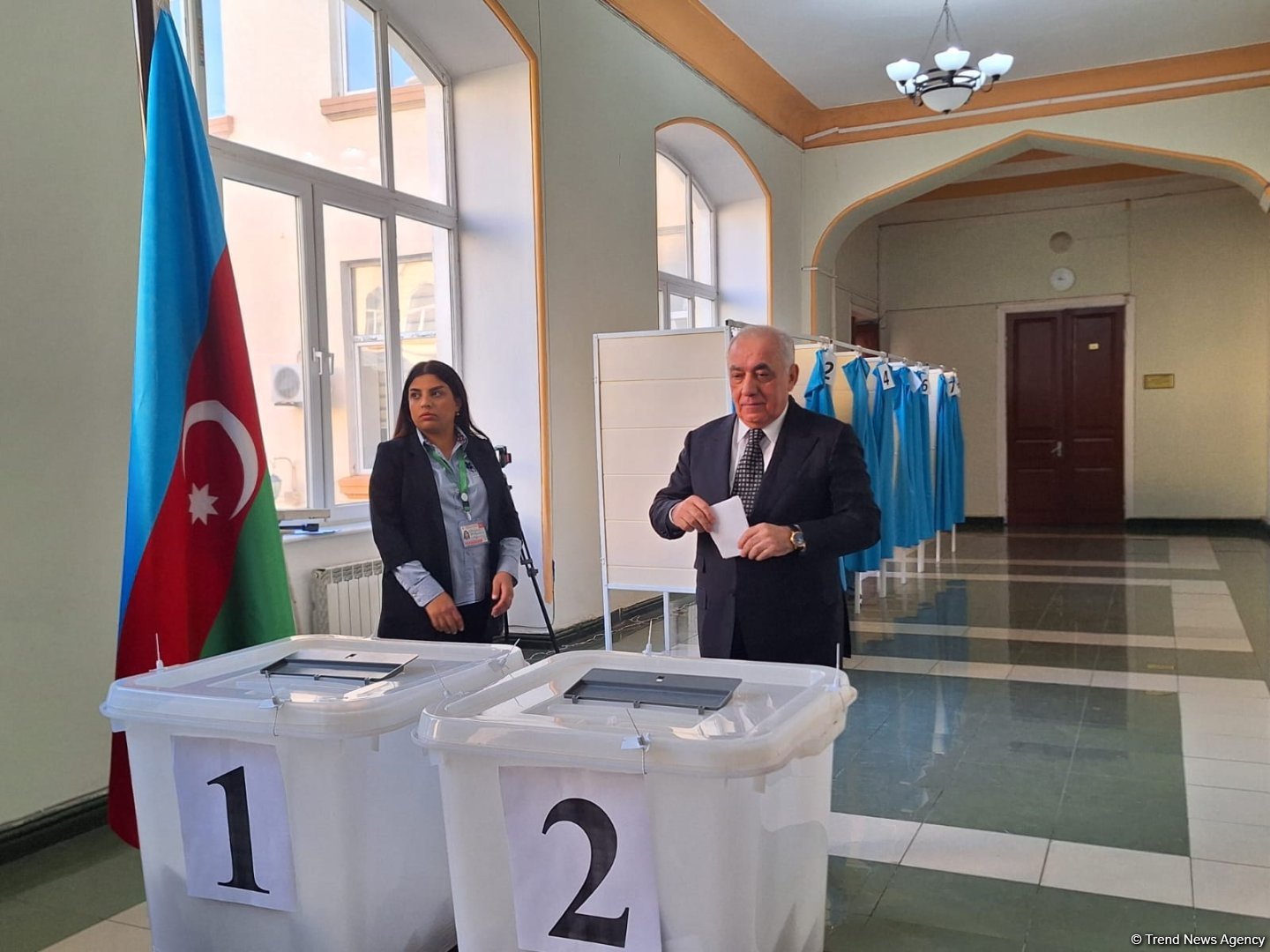 Премьер-министр Азербайджана проголосовал на внеочередных президентских выборах (ФОТО)