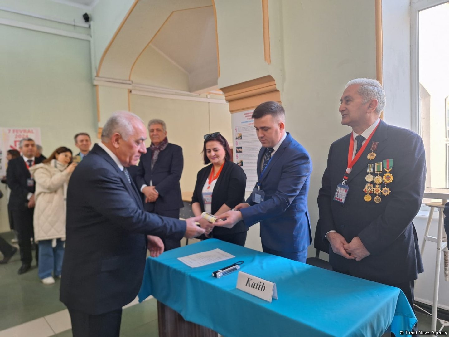 Премьер-министр Азербайджана проголосовал на внеочередных президентских выборах (ФОТО)