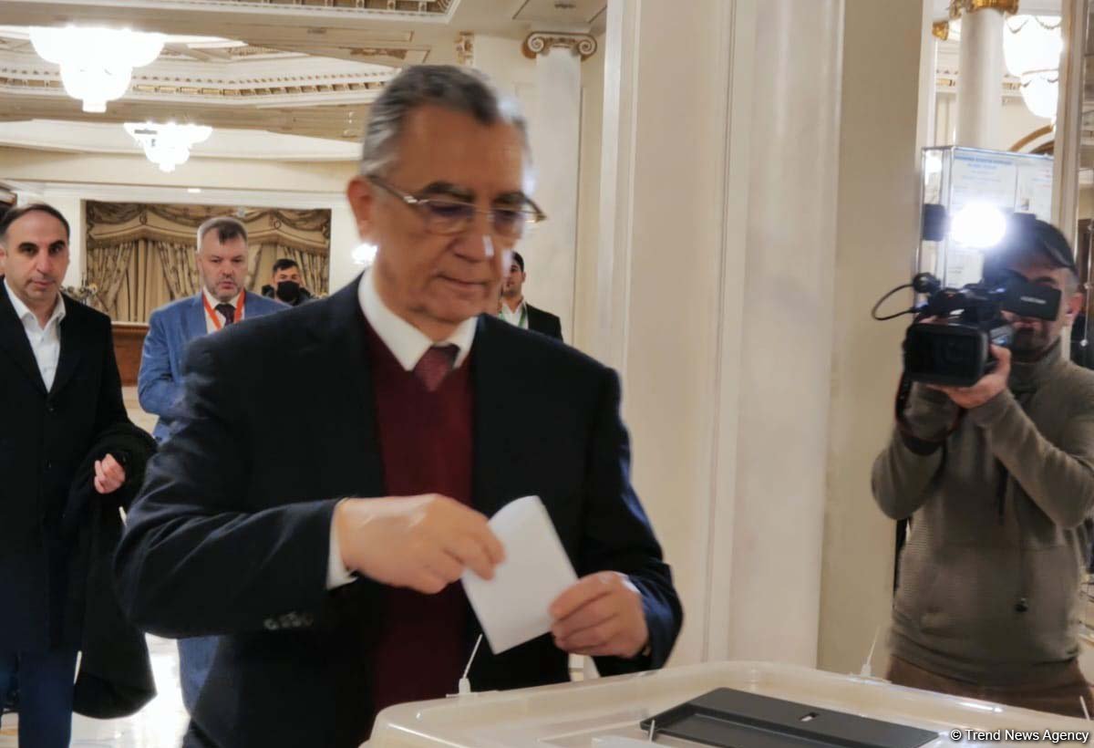 Глава Исполнительной власти Баку проголосовал на президентских выборах (ФОТО)