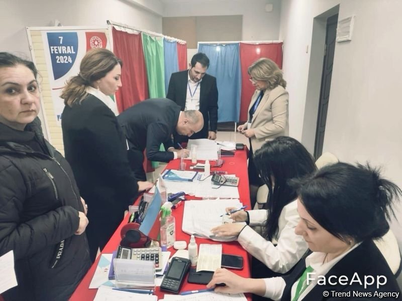 Министр науки и образования Азербайджана проголосовал на президентских выборах (ФОТО)