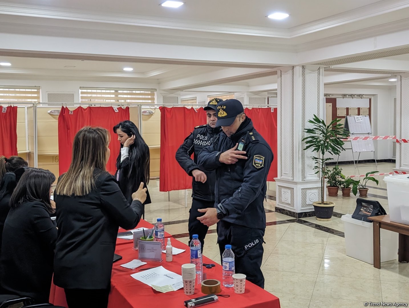 Police officers actively vote in extraordinary presidential election in Azerbaijan (PHOTO)